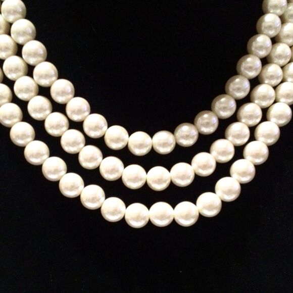 Classic Multi Strand Faux Pearl Necklace 3 Strand 10mm Beads Gold Tone Clasp - Picture 5 of 6
